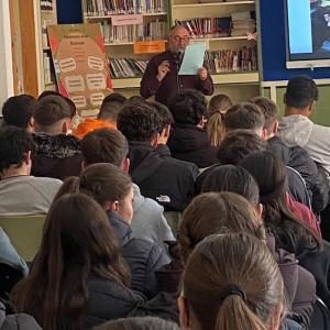 El prestigioso profesor y memorialista durante la charla en el IES Aricel.