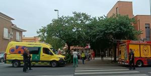 Operativo desplegado ante el edificio afectado por el incendio en el Parque Almunia.