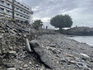 Escalón formado en la playa de Cotobro tras el temporal del domingo. 