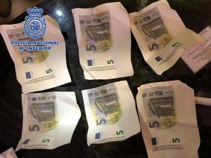 Billetes falsos listos para cortar intervenidos al detenido.