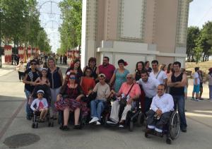 Miembros de La Ciudad Accesible, a la entrada del ferial.