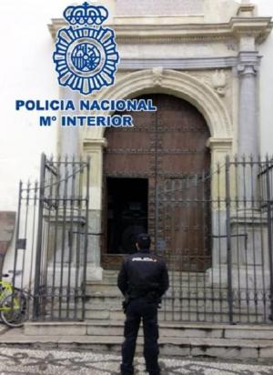 Un agente, frente a la iglesia. 