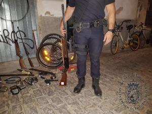 Además de la droga, los agentes encontraron armas, bicicletas y también una motocicleta y un ciclomotor robados.