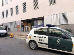 Colegio electoral de Vélez Benaudalla en el que ha fallecido una mujer tras votar.