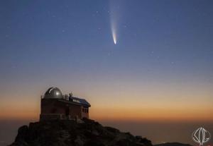 Imagen del cometa sobre el observatorio del Mojón del Trigo. 