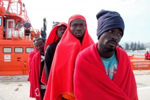 Los inmigrantes rescatados este miércoles, a su llegada al Puerto de Motril.