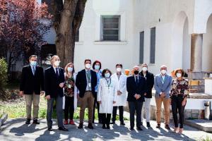 Foto de familia tras la visita a las nuevas dependencias de la Comunidad Terapéutica.