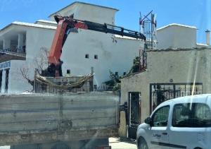 Retirada de la torreta de telefonía en el casco urbano de Pórtugos. 