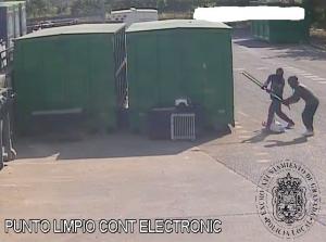 Los dos ladrones, encapuchados, grabados por las cámaras del Ecoparque mientras perpetraban el robo.