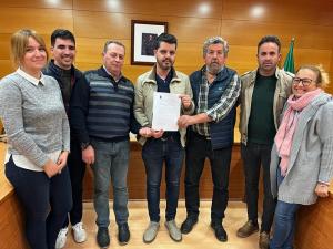 Miembros socialistas de la corporación de Ugíjar muestran el escrito con sus demandas.