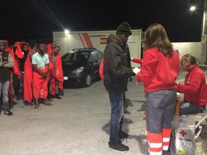 Cruz Roja atiende en Motril a las personas rescatadas esta tarde en dos pateras.