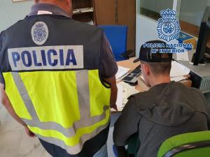 El detenido, en las dependencias policiales.