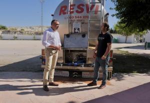 Un camión cisterna está abastecimiento de agua al vecindario durante estos días. 