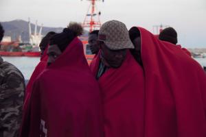 Migrantes aguardan a ser atendidos por el voluntariado de Cruz Roja. 