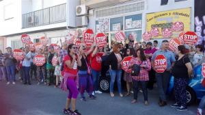 Movilización ciudadana en la puerta del local.