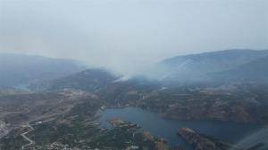 Vista aérea del incendio, por encima del pantano de Béznar. 