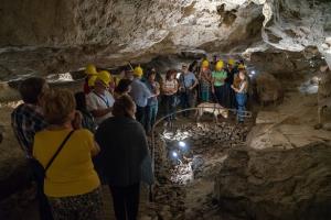 Interior de la Cueva de las Ventanas. 