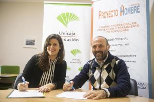 Firma de la colaboración entre Fundación Unicaja y Proyecto Hombre. 