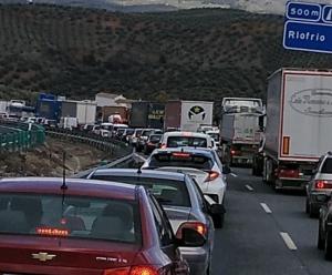 Grandes colas en la A-92 en Riofrío.