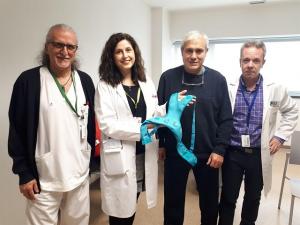 De derecha a izquierda, el jefe de Neurología, Francisco Barrero; Antonio, paciente que se está beneficiando del nuevo dispositivo, que muestra Inmaculada Villegas, neuróloga referente del programa, y Joaquín Benito, supervisor de enfermería de Neurología.