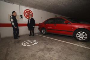 Uno de los puntos de recarga en el aparcamiento de la institución. 