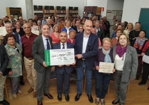 Acto de entrega del cheque con el dinero recaudado. 