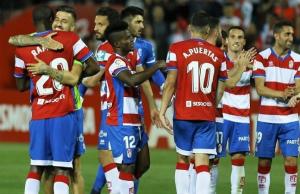 Jugadores del Granada se felicitan tras un partido. 