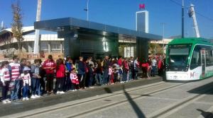 Aficionados en la parada junto al estadio.