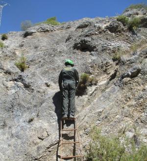 El agente del Tedax accede al lugar donde estaba el proyectil.