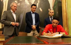 Ignacio Fontes firma en el libro de honor de la ciudad. 