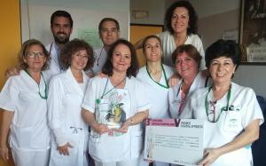 Equipo de Oncohematología Pediátrica, con el diploma del premio.