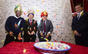 Presentación de la cabalgata, con lluvia de caramelos. 