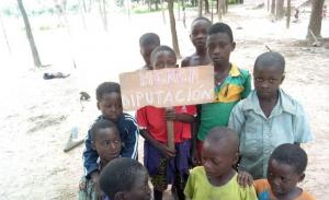 Niños de Togo muestran un cartel dando las gracias a la institución granadina.