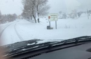 Entrada al municipio de Gor, cubierta de nieve.