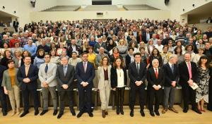 Foto de familia durante al acto de homenaje. 