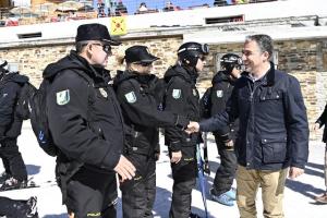 El consejero de la Presidencia, Administración Pública e Interior, Elías Bendodo, ha visitado Sierra Nevada. 