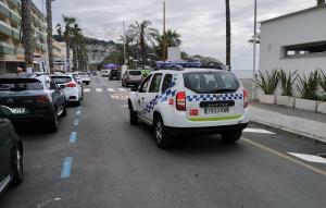 Policía Local patrullando por el municipio sexitano. 