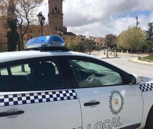 Un coche de la Policía Local, en el centro vacío de Guadix. 