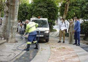 Limpieza del suelo en la plaza de la Trinidad. 