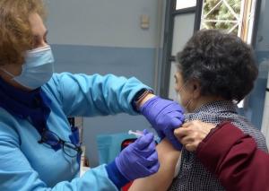 Una mujer mayor recibe la vacuna. 