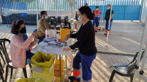 Vacunación en el estadio municipal Francisco Bonet de Almuñécar.