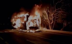 El autobús, ardiendo al completo, en la carretera. 