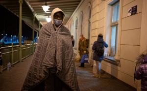 Un hombre cubierto con una manta en la estación de Przemysl, en Polonia.