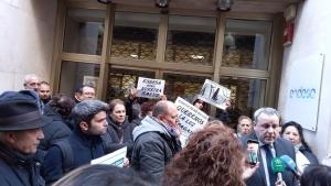 Vecinos de Iznalloz, y su alcalde, que atiende a los medios, en la puerta de Endesa.