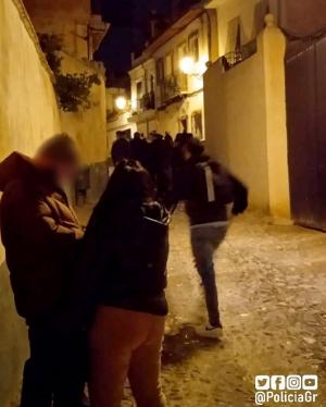 Desalojo de los asistentes a la fiesta. 