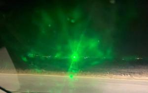 Luz verde del puntero láser que sorprendía a coches y aviones.  