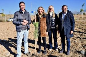 La alcaldesa ha participado en la plantación de árboles este sábado en el nuevo parque. 