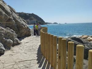 Acceso peatonal a la playa de El Muerto, en Almuñécar. 