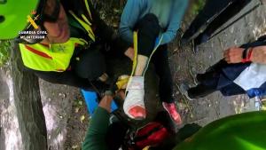 Evacuación de una mujer con el tobillo inmovilizado. 