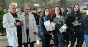 Entrega de libros al hospital.